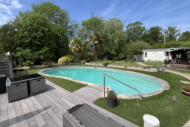 4 bed property, in Green Street, £1,195,000