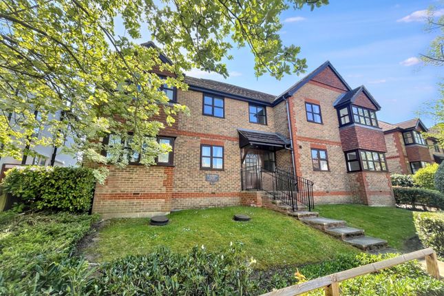 1 bed property, in Dukes Avenue, £260,000