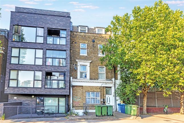 2 bed property, in Old Kent Road, £210,000