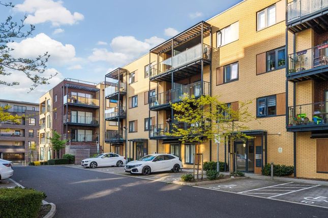 1 bed property, in Woodcroft Apartments, £350,000