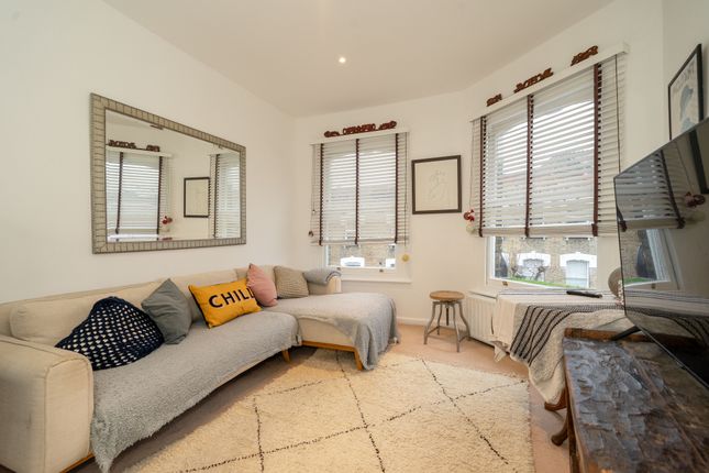 2 bed property, in Kingsgate Road, £475,000