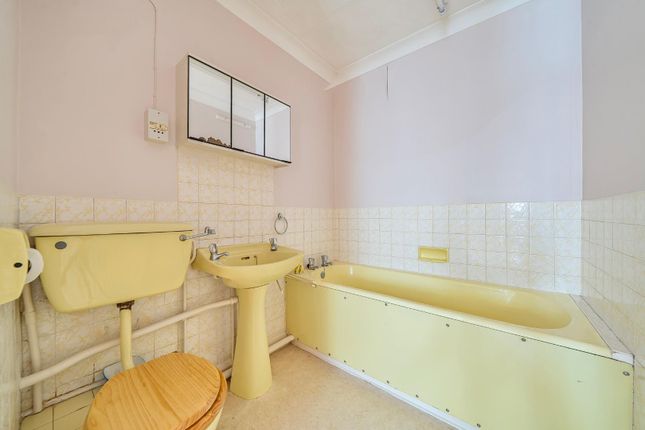 2 bed property, in Eastern Parade, £250,000