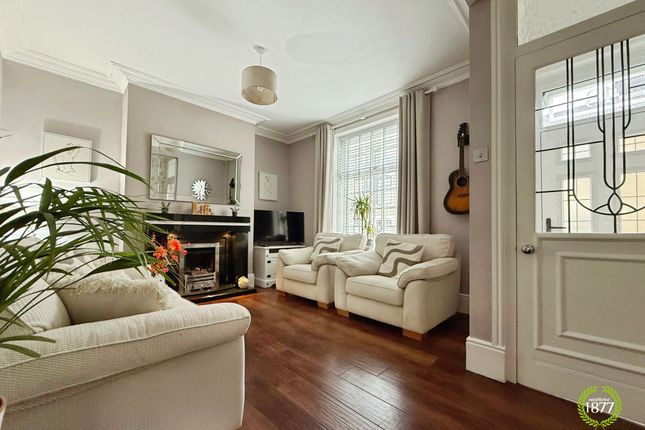 2 bed property, in Dove Lane, £130,000
