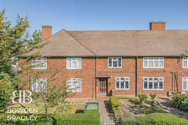 1 bed property, in New North Road, £250,000