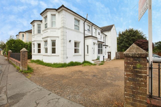 2 bed property, in Moat Road, £250,000
