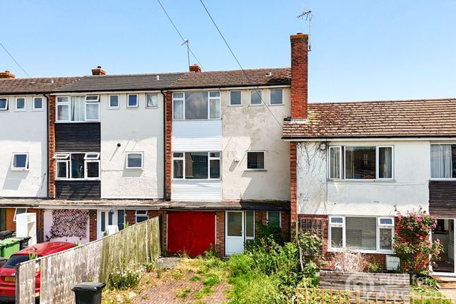 4 bed property, in Whitehorns Way, £230,000