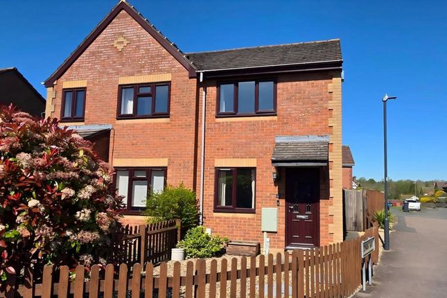 2 bed property, in Flying Fields Road, £265,000