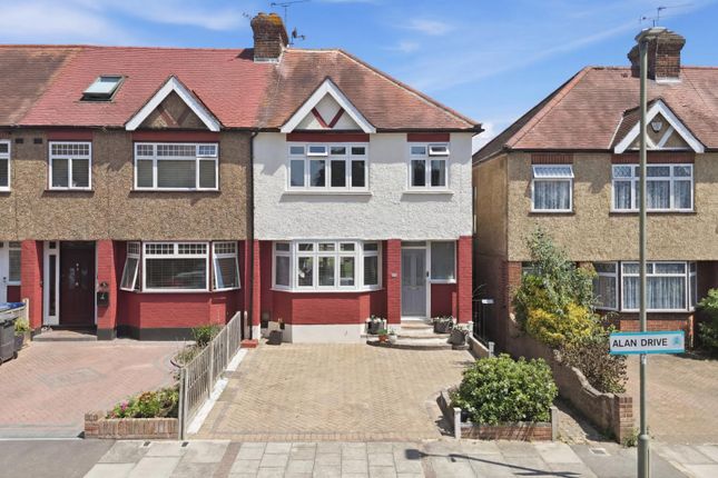 3 bed property, in Alan Drive, £695,000