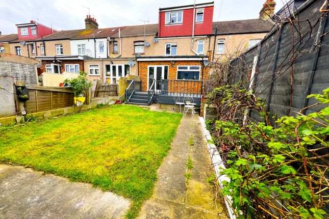 4 bed property, in Caledon Road, £575,000