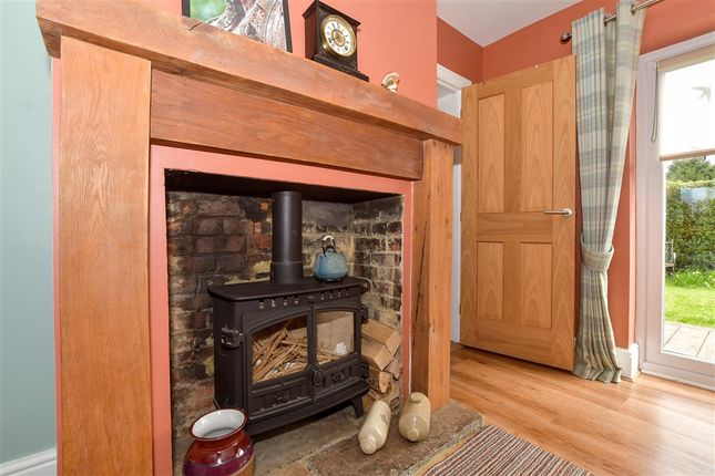 3 bed property, in Dunsfold Road, £550,000