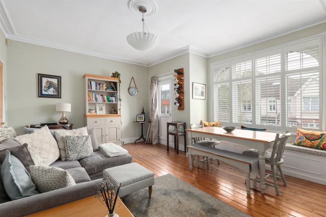 2 bed property, in Kingston Road, £525,000