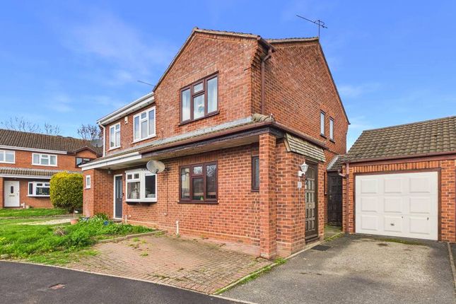 2 bed property, in Kingfisher Close, £240,000