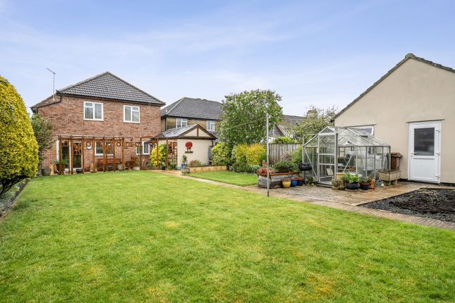 4 bed property, in Wood Lane, £450,000