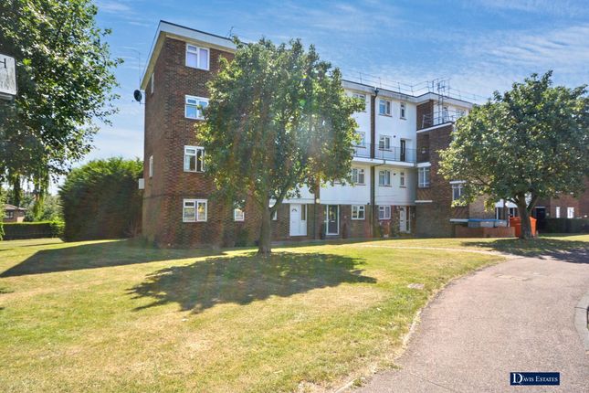 2 bed property, in Victor Approach, £250,000