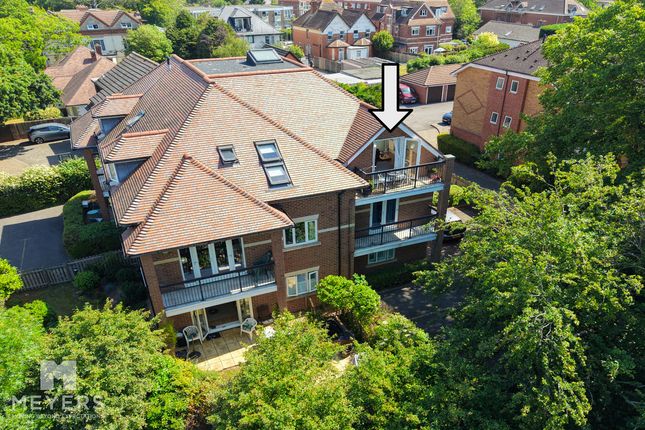 3 bed property, in Stourwood Avenue, £325,000