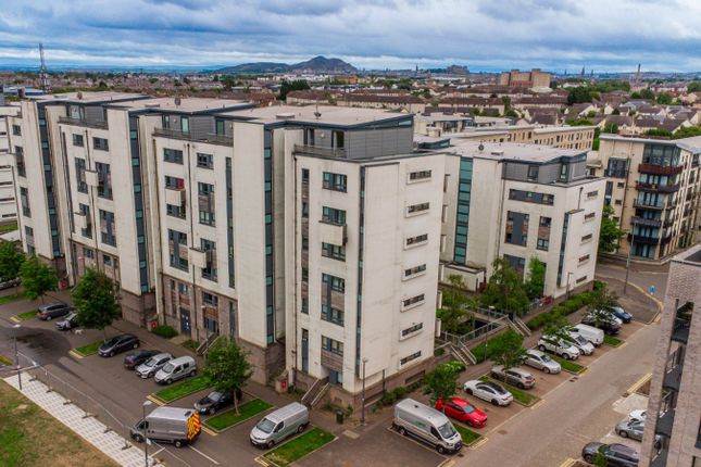 3 bed property, in 4/19 Colonsay View, £220,000