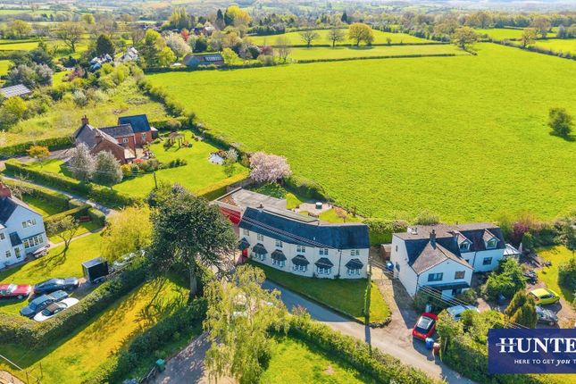 4 bed property, in Hadley End, £700,000