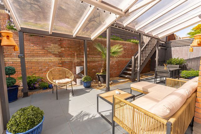 3 bed property, in Chamomile Close, £342,500