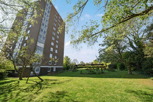 3 bed property, in Avenue Road, £270,000