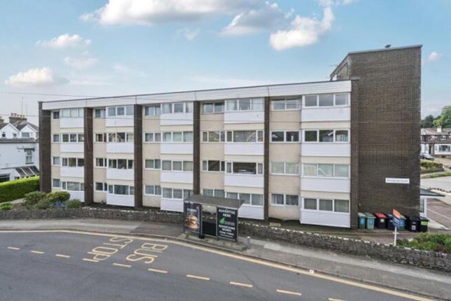 2 bed property, in New Road, £95,000