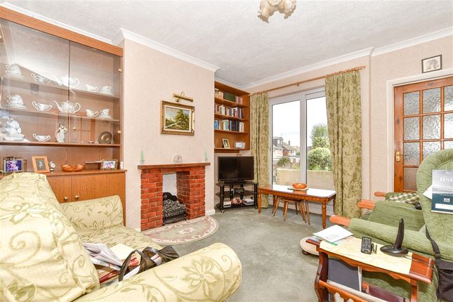 2 bed property, in Matlock Gardens, £200,000