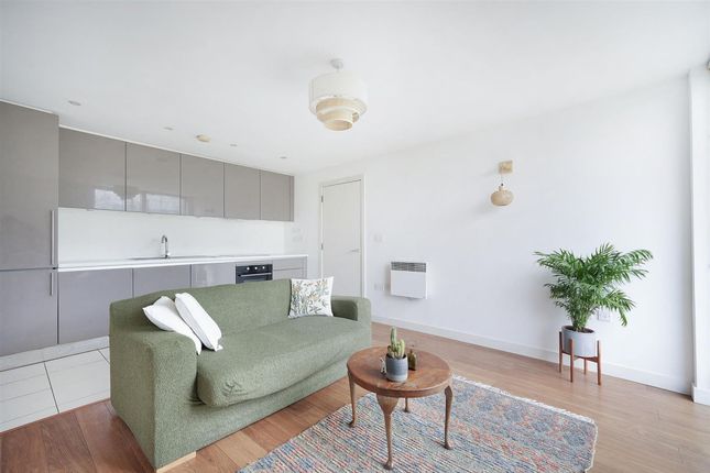 2 bed property, in Kinnear Apartments, £390,000