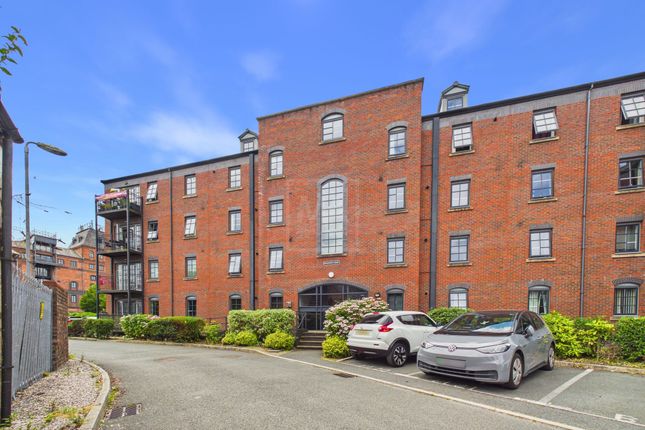 2 bed property, in Elphins Drive, £160,000