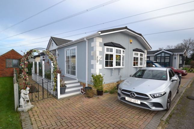2 bed property, in Wey Meadows, £300,000