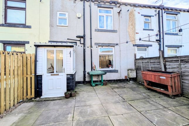 2 bed property, in Holme Lane, £115,000