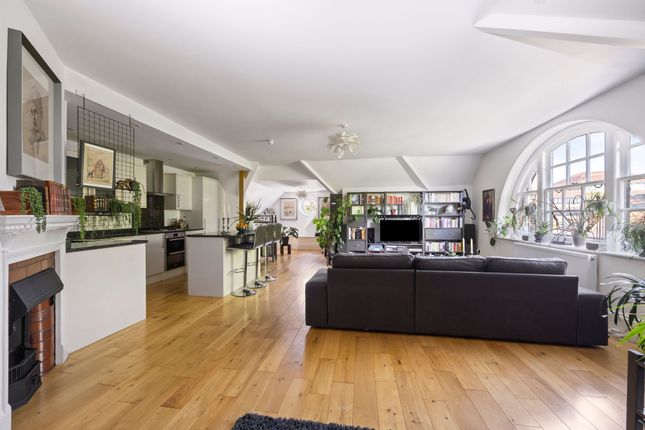 2 bed property, in Carfax, £450,000