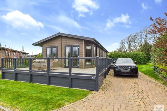 3 bed property, in Foxhunter Residential Caravan Park, £150,000