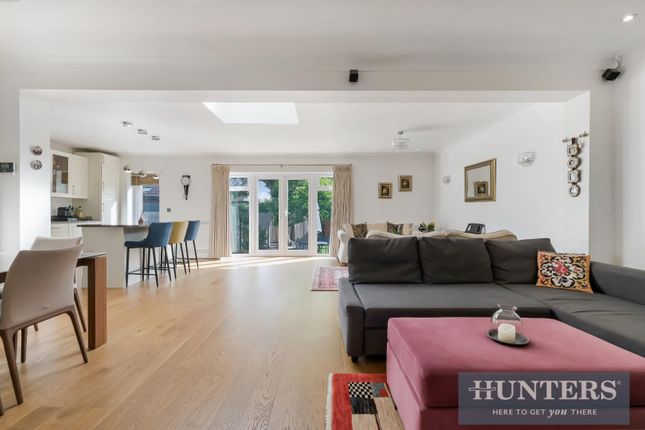 4 bed property, in Plantagenet Close, £800,000