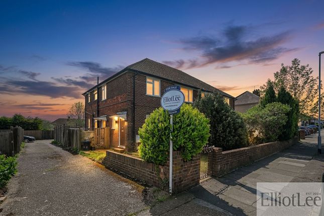 2 bed property, in West Mead, £375,000