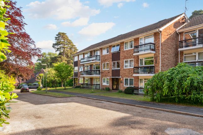 2 bed property, in Hillbrook Gardens, £300,000