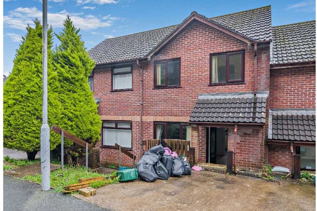 3 bed property, in Ffynnon Wen, £105,000