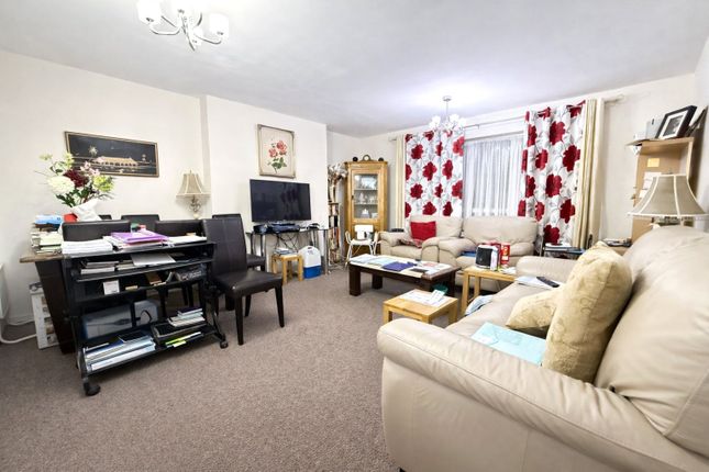 2 bed property, in Granville Park, £325,000