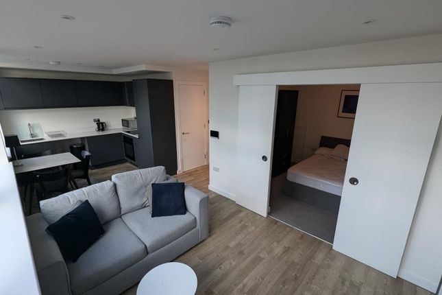1 bed property, in Paragon House 401, £190,000