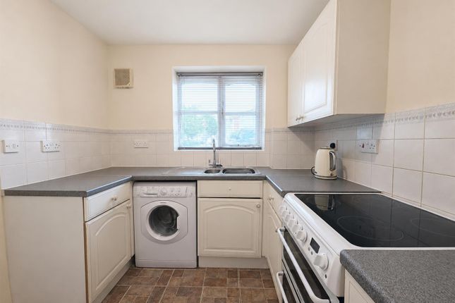 2 bed property, in Cherry Blossom Close, £275,000