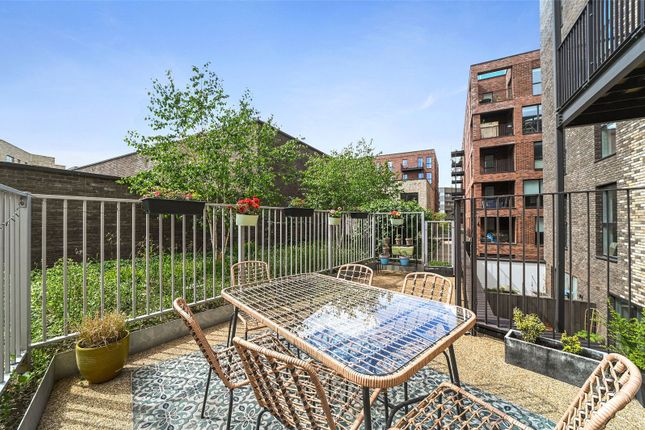 1 bed property, in Waterden Road, £475,000