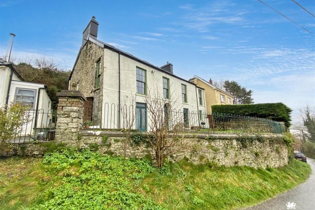 6 bed property, in Pendine, £425,000