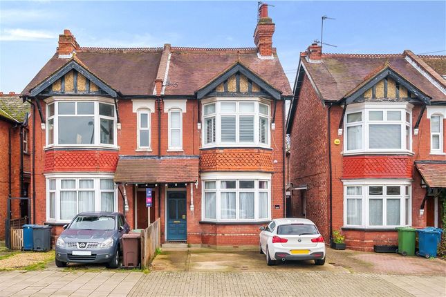 2 bed property, in Pinner Hill Road, £375,000