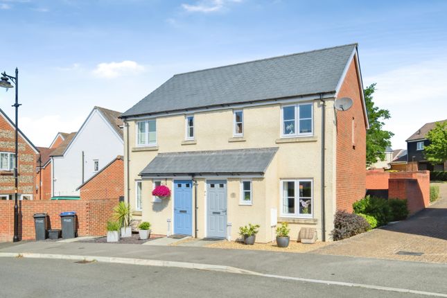 2 bed property, in Princess Way, £280,000