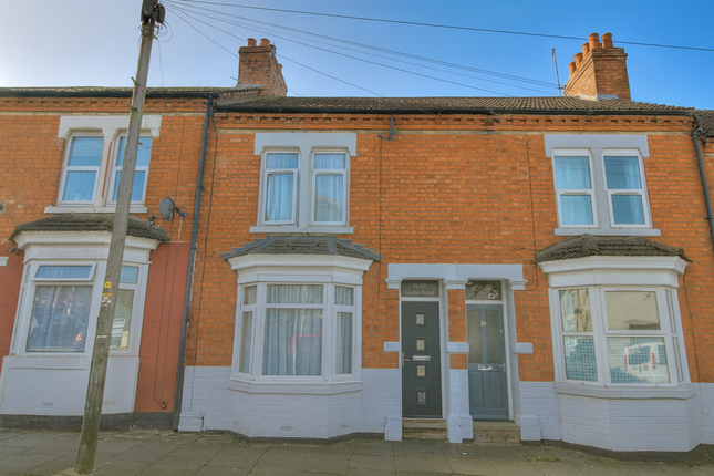 2 bed property, in Leslie Road, £190,000