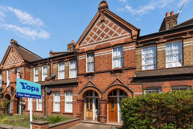 2 bed property, in Gladstone Avenue, £350,000