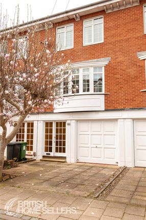 3 bed property, in Queen's Grove, £550,000