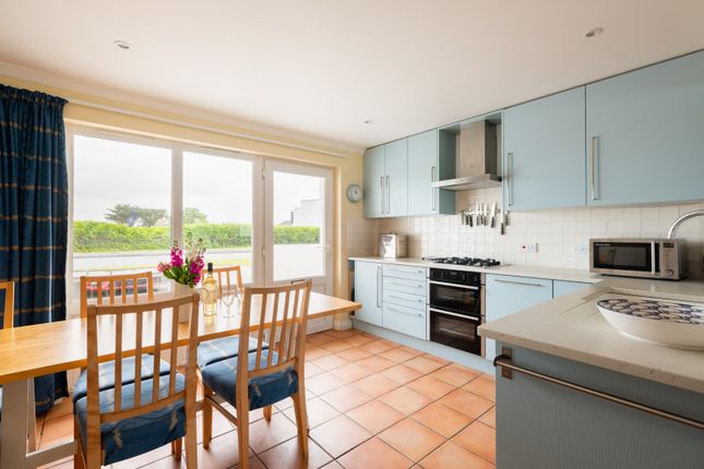 4 bed property, in Highcliffe PL27, £650,000