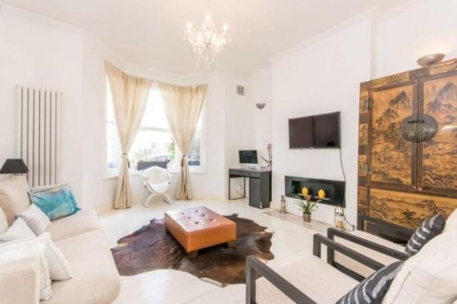 2 bed property, in Beauclerc Road, £550,000