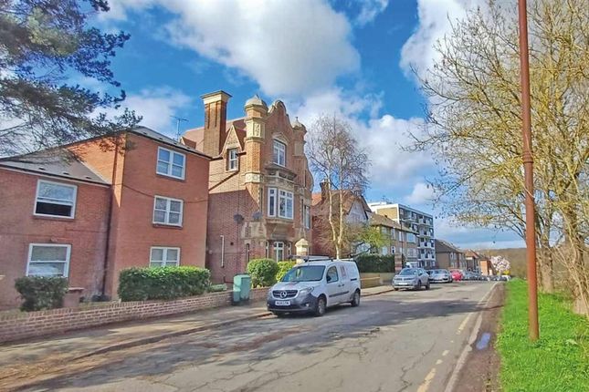 1 bed property, in Crescent Road, £115,000