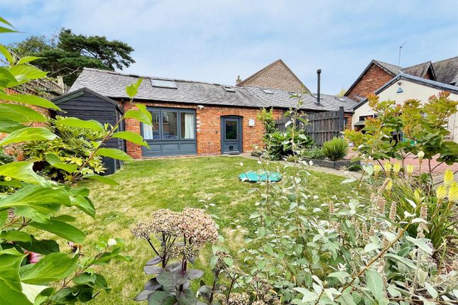 2 bed property, in Main Street, £190,000