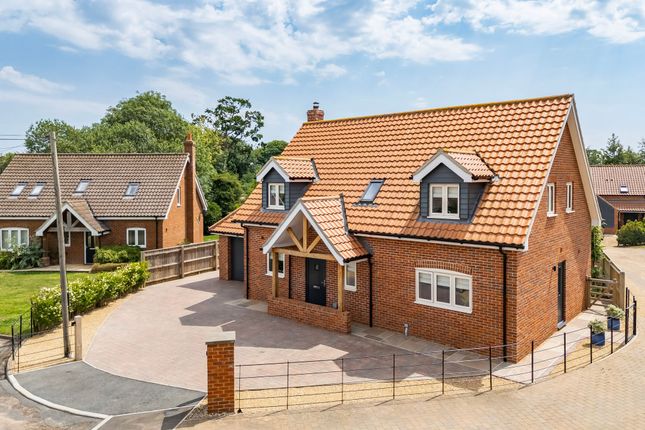 4 bed property, in Larch Grove, £495,000